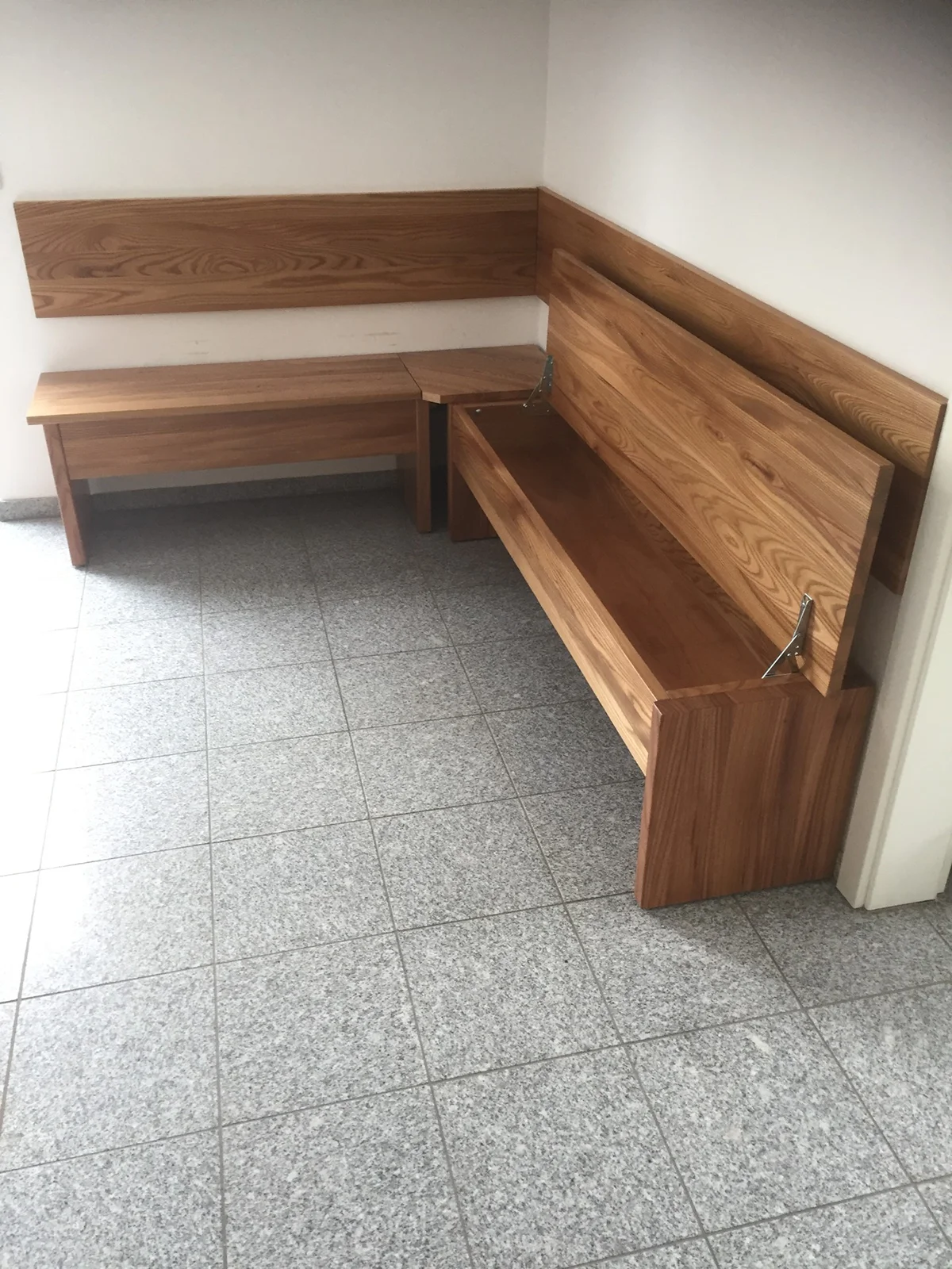 Möbelbau mit Stauraumlösung